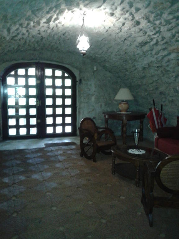 Le Chateau Des Estubiers Bed and Breakfast Sérignan-du-Comtat Esterno foto