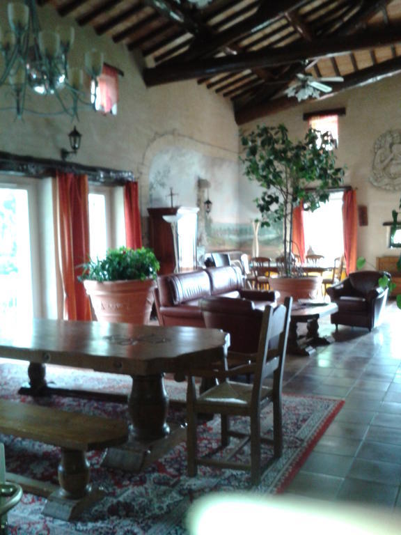 Le Chateau Des Estubiers Bed and Breakfast Sérignan-du-Comtat Esterno foto
