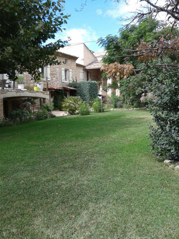 Le Chateau Des Estubiers Bed and Breakfast Sérignan-du-Comtat Esterno foto