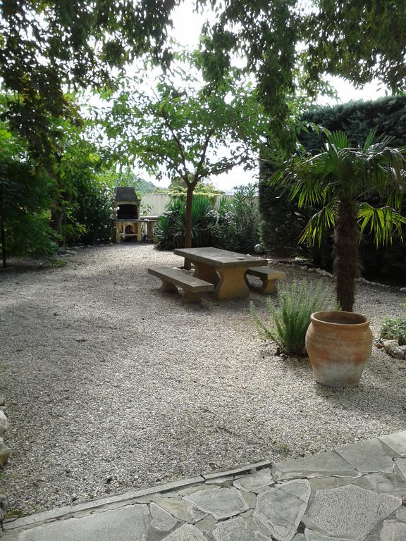 Le Chateau Des Estubiers Bed and Breakfast Sérignan-du-Comtat Esterno foto