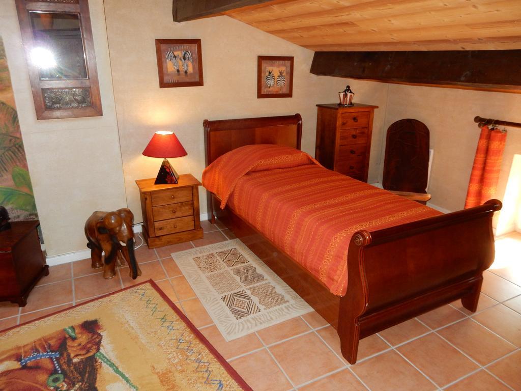 Le Chateau Des Estubiers Bed and Breakfast Sérignan-du-Comtat Esterno foto